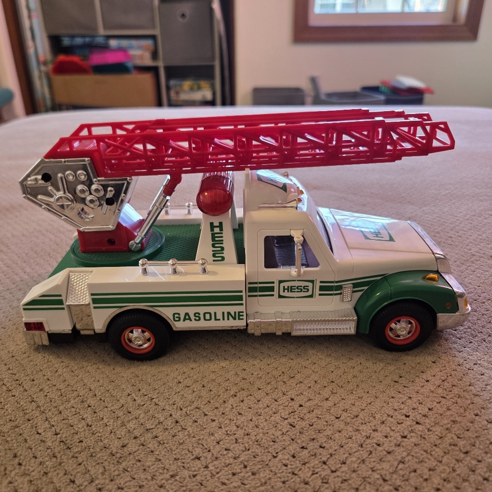 1994 HESS GAS TRUCK RESCUE LADDER TRUCKPreowned Truck Amerada Hess Corporation - Picture 4 of 14
